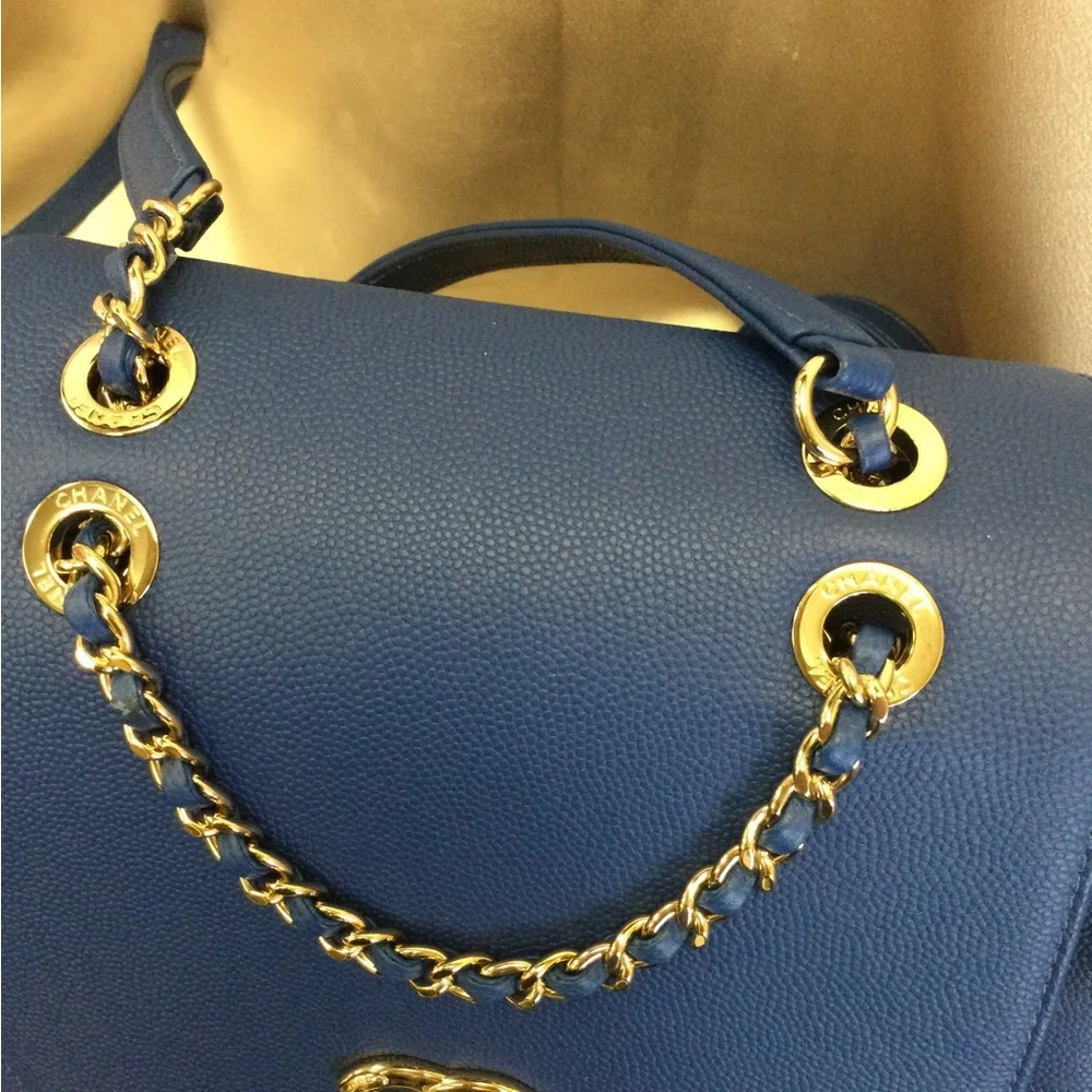 CHANEL closure gold